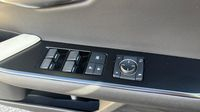 Lexus Ux 250h Luxe 2WD — photo 29