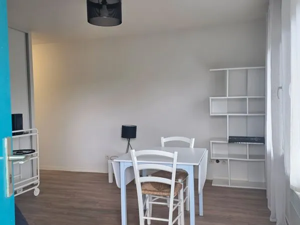 Studio lumineux meublé