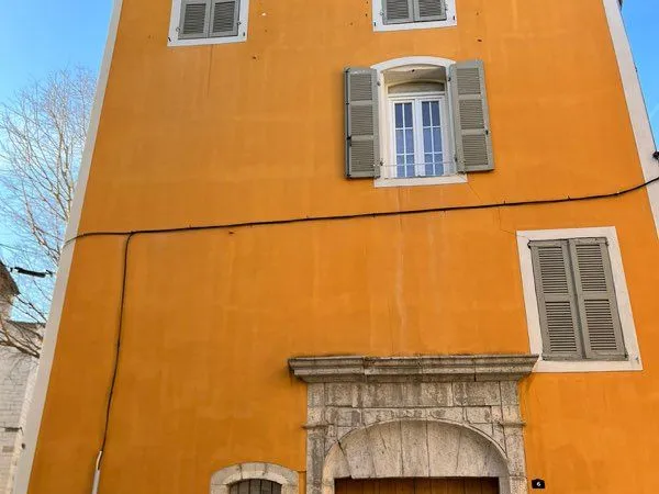 🏡 Magnifique duplex rénové au coeur de Brignoles - Cuisine équipée, chambre spacieuse, climatisation