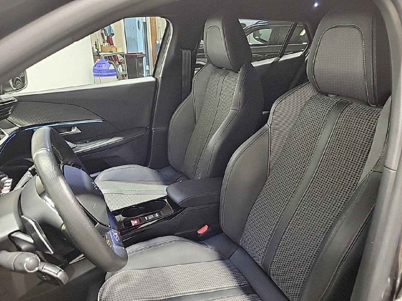 Peugeot 2008 puretech 130 s&s eat8 gt — photo 10