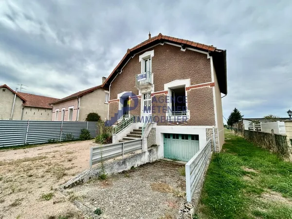 MAISON AVEC 3 CHAMBRES, SOUS-SOL, GARAGE ET BEAUX VOLUMES À