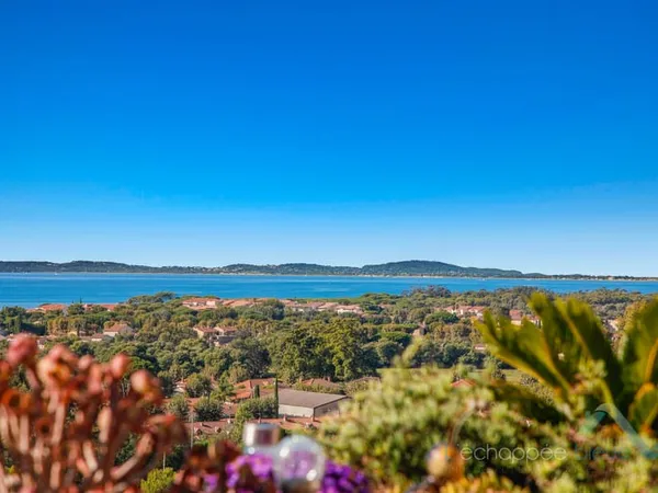 A VENDRE GRAND T3 VUE PANORAMIQUE MER- BOX ET PARKING - LA