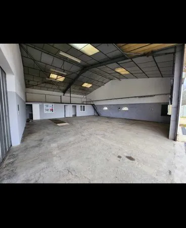 Local d’activité et entrepôt Location Oraison 3p 180m² 1500€