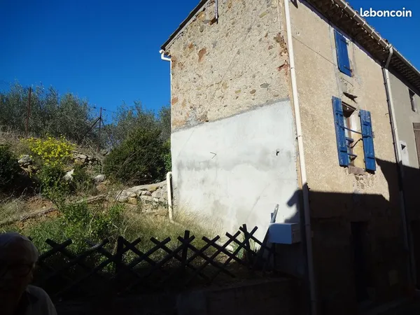 Petite maison 3 niveaux avec tout petit jardin