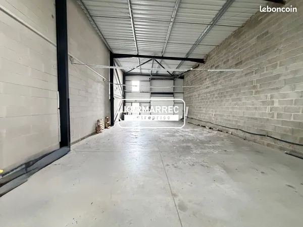 Local 200 m² Plescop