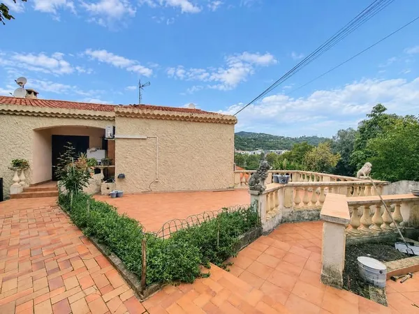 Haut de villa 5 pièces avec jardin, terrasse et cuisine d'été