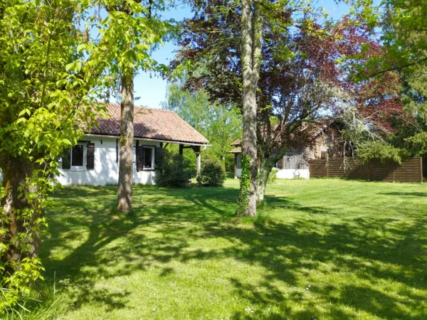 MAISON A COLOMBAGES RENOVEE AVEC GITE INDEPENDANT SUR 2700 M2 DE TERRAIN A LACQUY.
