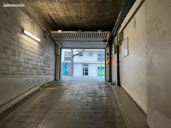 Location parking voiture rue des Pyrénées / rue de Bagnolet