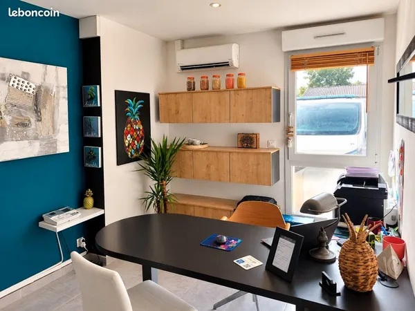 Local commercial/bureau dans centre de soins