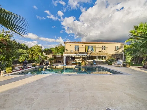 Villa avec piscine et jardin luxuriant à l'abri des regards