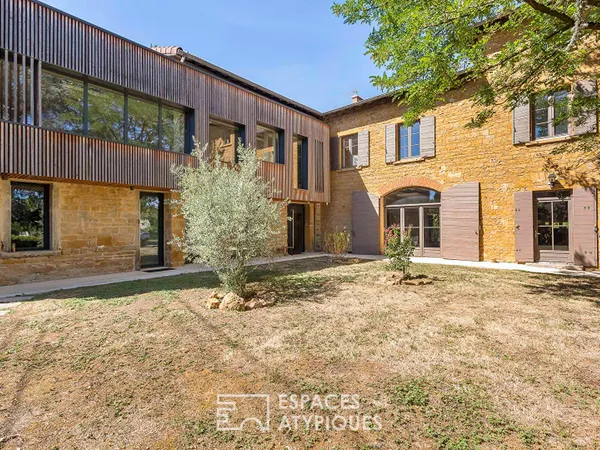 Maison rénovée en pierres dorées