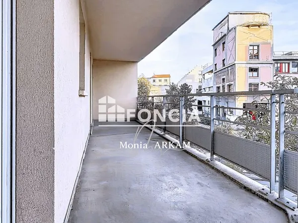 Montreuil - rue de paris - 3 pièces sur cour - 2 chambres - terrasse 14 m² - au calme - ascenseur - 