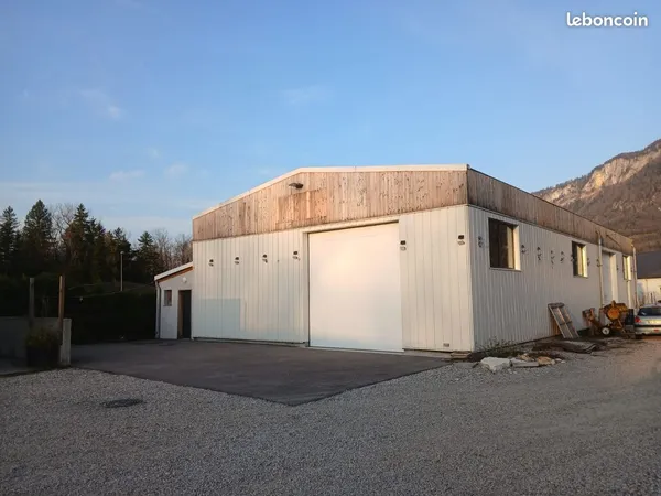 Bâtiment d'atelier, industriel, artisanal et stockage en chartreuse