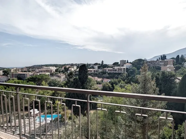Magnifique 3P en dernier étage aux portes de VENCE