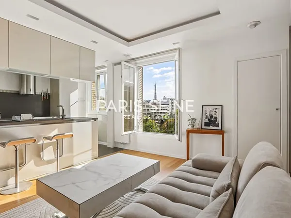 **MOZART/RANELAGH**LUXUEUX 2 PIÈCES MEUBLÉ**ÉTAGE ÉLEVÉ**SUPERBE VUE TOUR EIFFEL**LUMINEUX ET CALME*