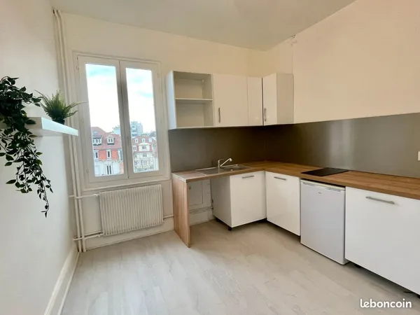 STRASBOURG Tram Landsberg F2 avec balcon