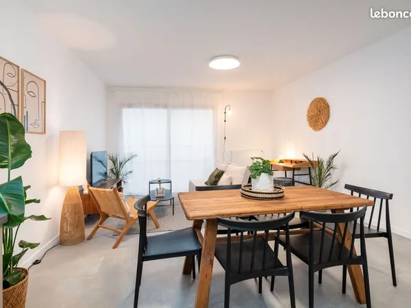 Superbe T3 neuf de 80 m2 idéalement situé entièrement équipé meublé. Prendre sa valise