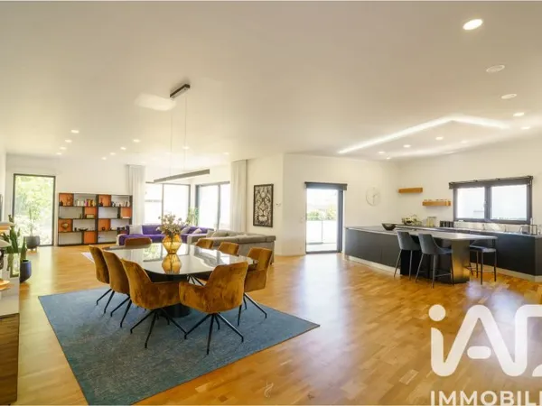 Maison 8 pièces 215 m²