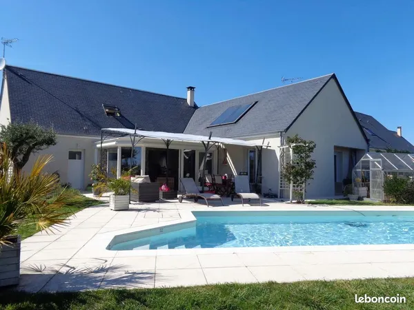 Au sud et à proximité de Tours, au coeur de la Vallée de l'Indre préservée, maison de standing récen