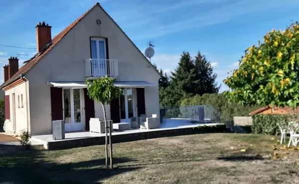 MAIGNIFIQUE MAISON RÉNOVÉE AVEC PISCINE ET CHALET INDÉPENDANT DANS QUARTIER PRISÉ DE GUEUGNON (71)