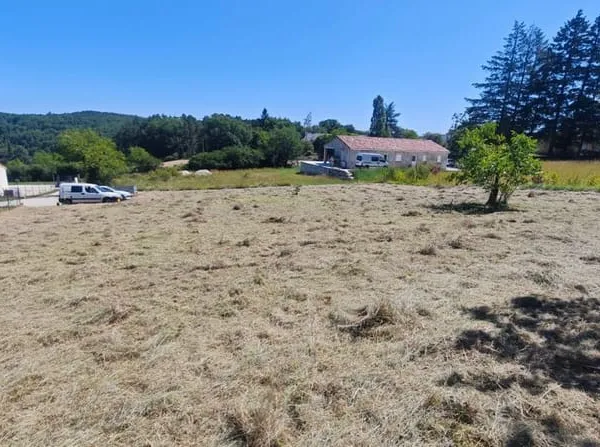 Terrain à bâtir de 1020 m² à MONTIGNAC (24)