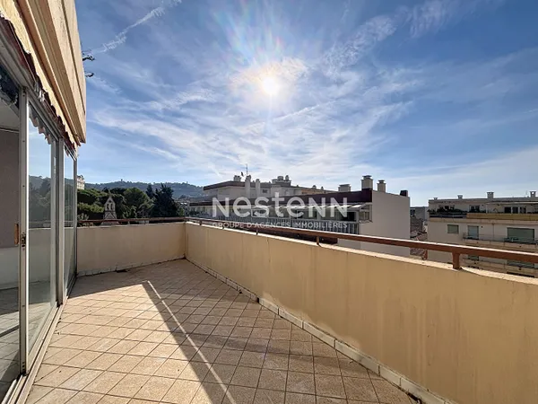 Cannes - Quartier des Anglais - 2 pièces 42 m² - Traversant - Terrasse Sud - à Rénover