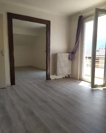 T3 75 m² 900 HC, balcon vue montagne, centre et écoles à pied