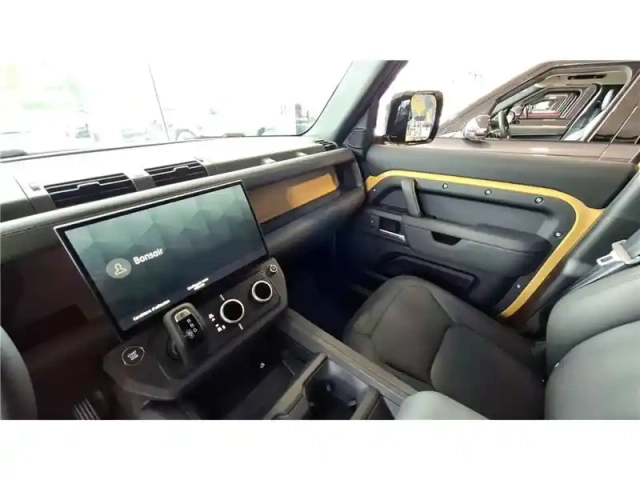 Land Rover Defender 110 p300e awd auto — photo 36