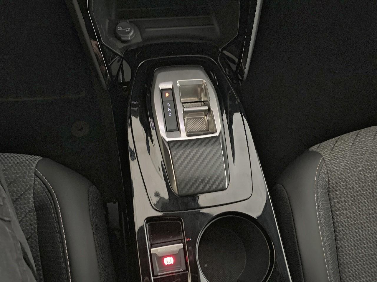 Peugeot 2008 hybrid 145 ch e-dcs6 allure — photo 17
