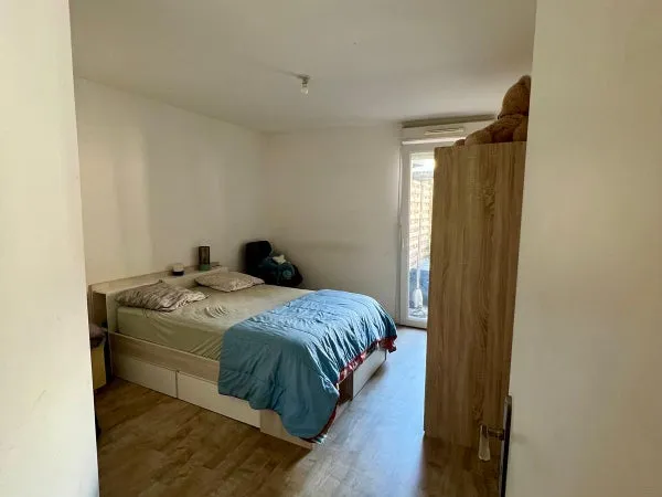 Grande chambre 13m² – Résidence récente bord de Se