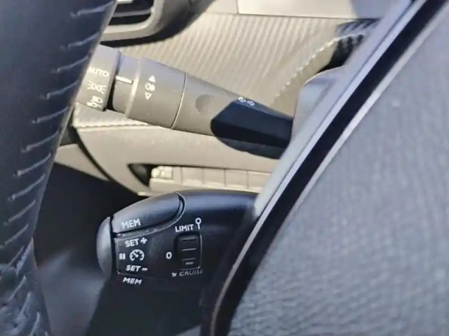 Peugeot 2008 turbo 100 ch bvm6 allure — photo 17