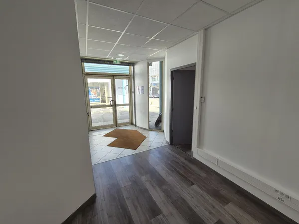 À vendre : Local à usage de bureaux / commercial en plein coe