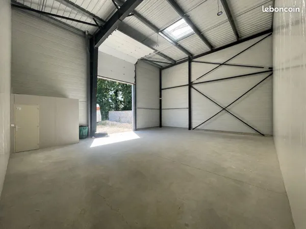 À louer - Local industriel de 140 m² avec parc extérieur
