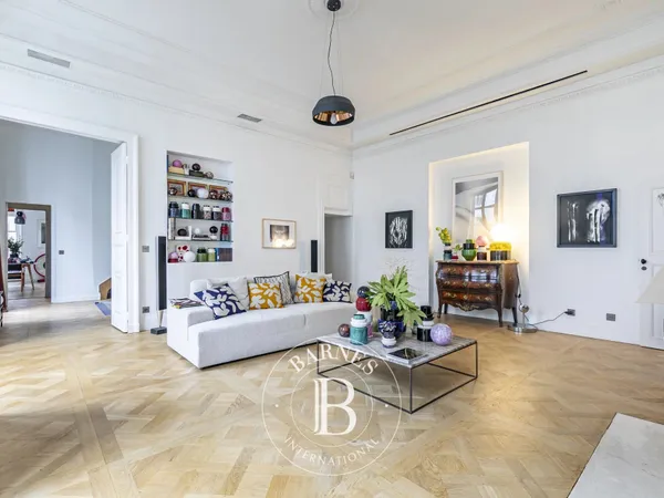Paris 7 - Bac / Varenne - Elégant duplex - Terrasse de 14,33 m² - Calme - exposé Sud