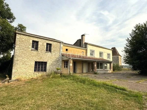 Propriété de campagne avec deux maisons dont une à rénover, dépendances et des terres.