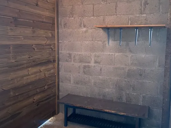 Cave 5m2 saine au rdc avec étagère et banc