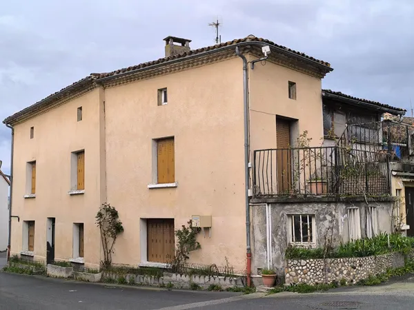 Maison de ville à rénover fort potentiel, beaux volumes, garage, terrasse