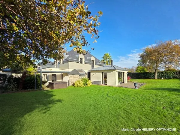 Dinard, Propriété rénovée de 252m² avec maison d'amis et deux garages sur jardin clos de 1700m² à l'
