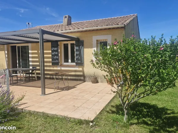 Villa de plain-pied 90 m², 3 chambres, piscine, garage et terrain de 603 m²