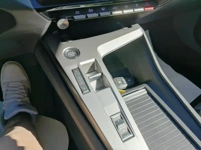 Peugeot 308 sw plug-in hybrid 195 ch e-dcs7 allure — photo 24
