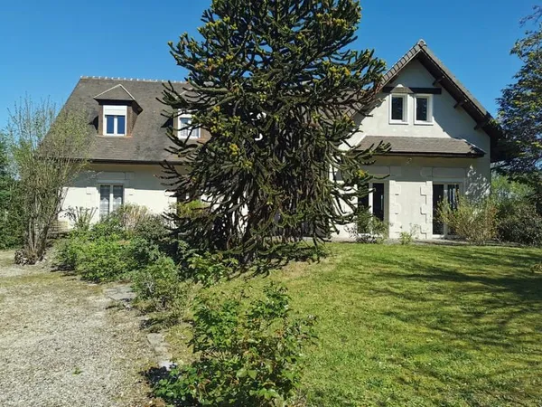 MAISON CINQ CHAMBRES ET PISCINE ROMORANTIN