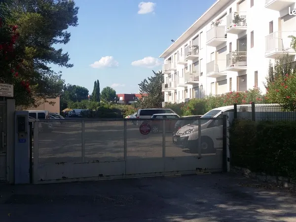 Grand STUDIO F1 vide parking / tram 2mn