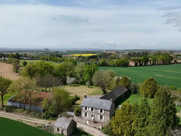 NOYAL-PONTIVY Maison de campagne avec hangar sur une parcelle de 5 500 m².