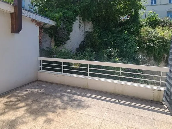 POISAT T2 2eme et Dernier Etage Av Terrasse