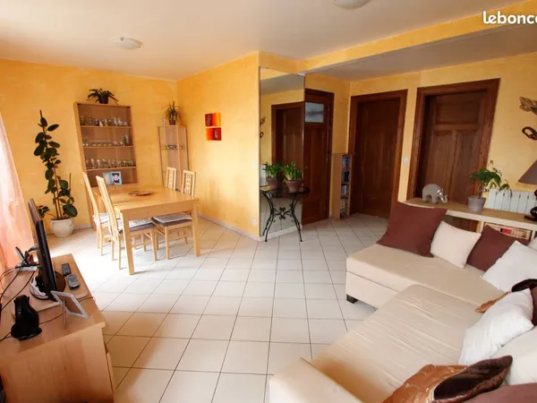 Appartement RDC 3 pièces 75m2 . Garage. 20m2 d'annexes. Jardin