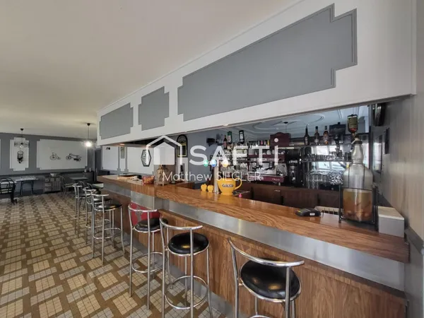 Bar/Restaurant avec bâtiment, jardin et grange, offrant un beau potentiel avec logement ou chambres 
