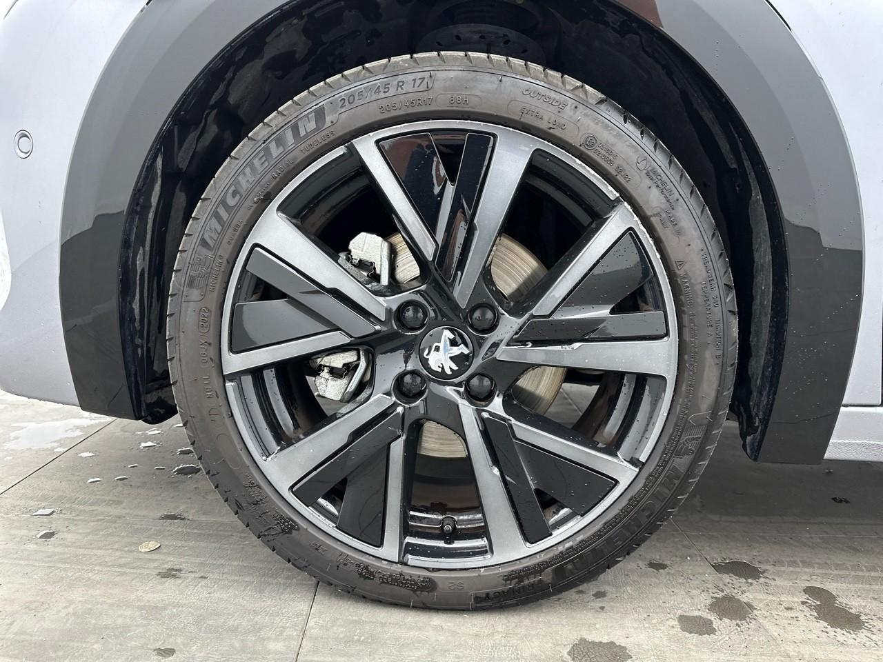 Peugeot 208 puretech 100 s&s bvm6 gt pack — photo 14