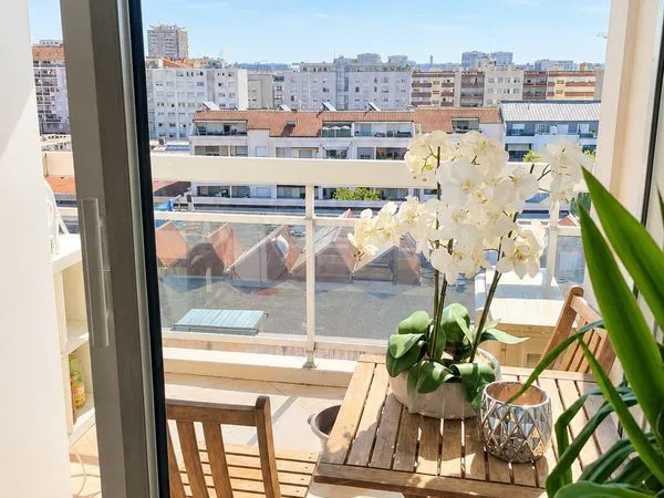 Grand appartement T4 98 m2 rénové avec vue Fourvière - Gratte-Ciel -359000
