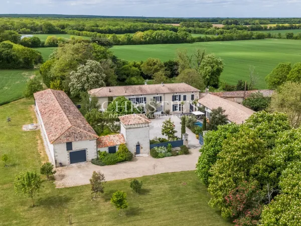 MAISON DE MAÎTRE DU XVe SIÈCLE - ÉLÉGANCE CONTEMPORAINE & ART DE