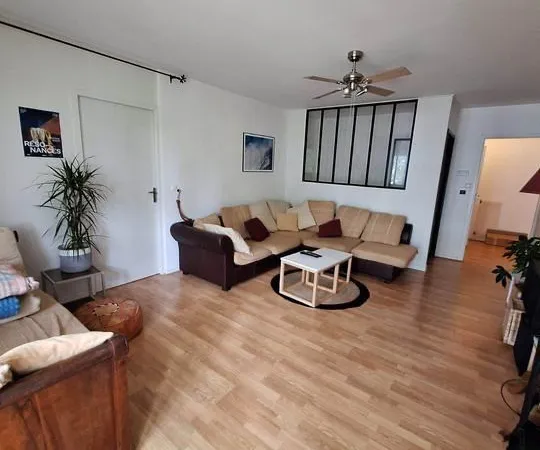 Grande chambre dans un appartement en colocation